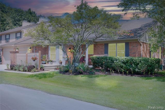 front view picture of 7108 Green Farm Rd, West Bloomfield, MI. 48322
