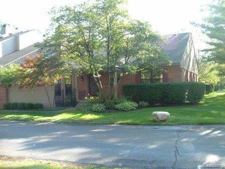 front view picture of 7172 Green Farm Rd, West Bloomfield, MI. 48322