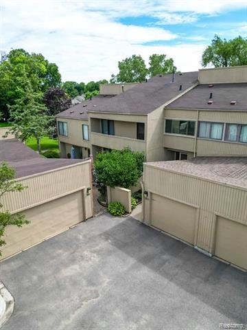 front view picture of 7338 Balsam Ct, West Bloomfield, MI. 48322