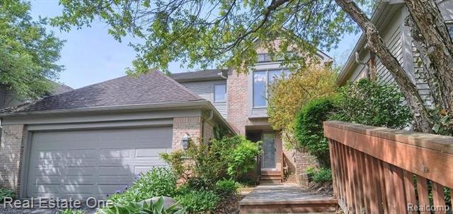 front view picture of 37446 Legends Trail Dr, Farmington, MI. 48331