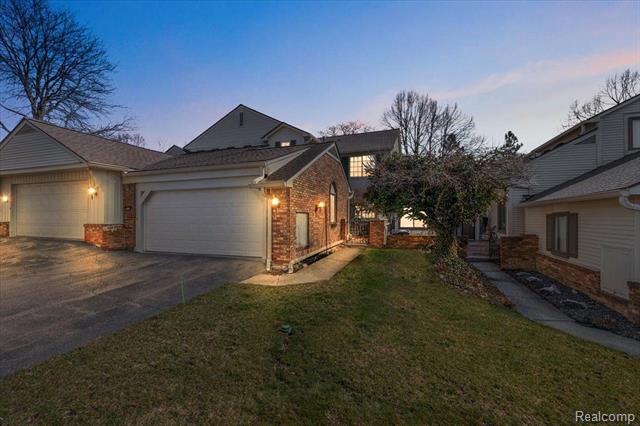 front view picture of 6906 Pebblecreek Woods Dr, West Bloomfield, MI. 48322