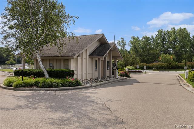 front view picture of 6964 Pebblecreek Woods Dr, West Bloomfield, MI. 48322