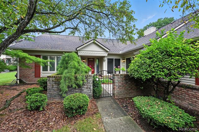 front view picture of 6966 Pebble Park Cir, West Bloomfield, MI. 48322
