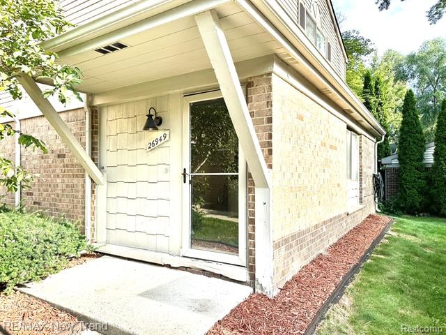 front view picture of 26949 Farmbrook Villa Dr, Southfield, MI. 48034
