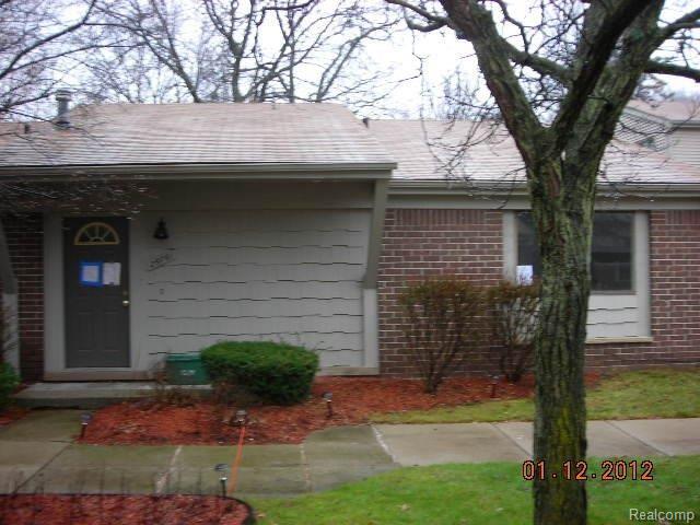 front view picture of 29761 Farmbrook Villa Ln, Southfield, MI. 48034