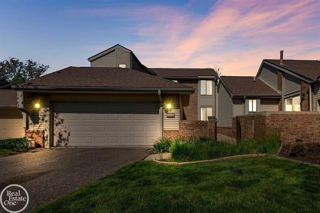 front view picture of 29263 W Chanticleer Dr, Southfield, MI. 48034