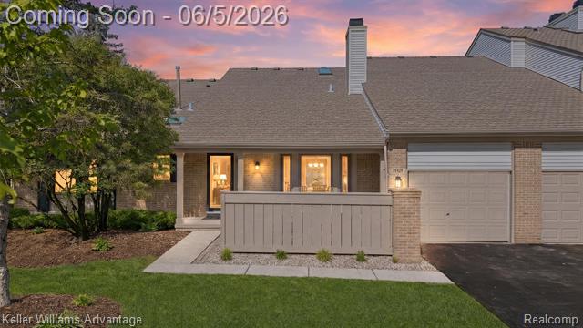 front view picture of 29429 Regents Pointe, Farmington, MI. 48331