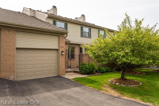 front view picture of 29494 Beau Rdg, Farmington, MI. 48331