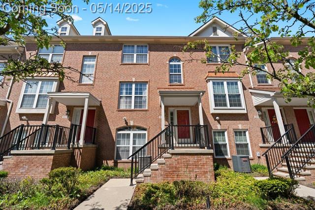 front view picture of 20310 Rodeo Ct, Southfield, MI. 48075