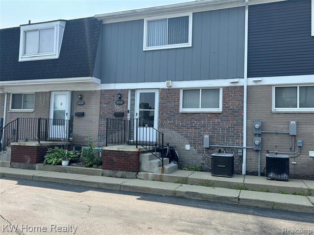 front view picture of 16036 W 11 Mile Rd, Southfield, MI. 48076