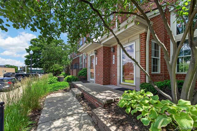 front view picture of 141 W Kenilworth Ave, Royal Oak, MI. 48067