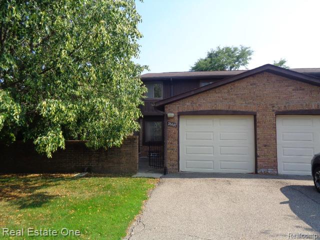 front view picture of 26537 Summerdale Dr, Southfield, MI. 48033