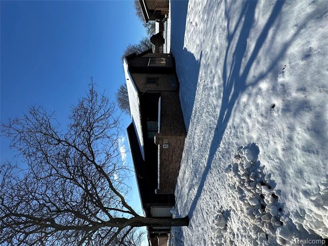 front view picture of 26471 Summerdale Dr, Southfield, MI. 48033