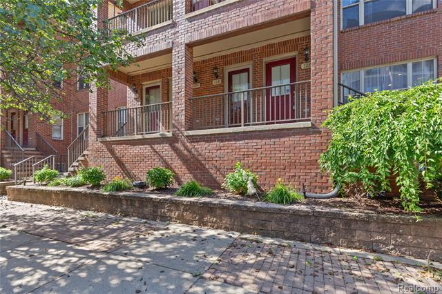 front view picture of 130 Tiffany Ln, Royal Oak, MI. 48067
