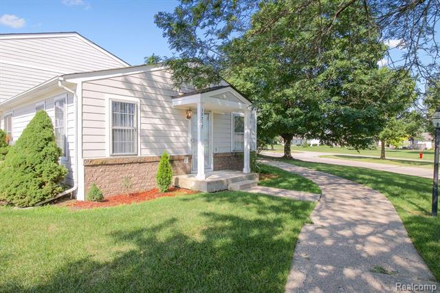 front view picture of 39717 Village Wood Ln, Novi, MI. 48375