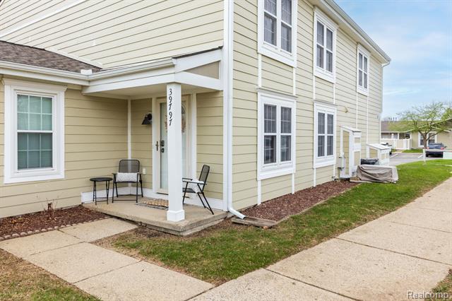 front view picture of 39797 Village Wood Ln, Novi, MI. 48375