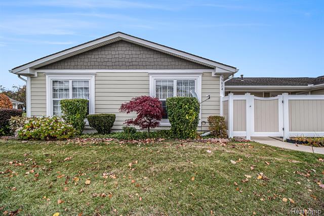 front view picture of 39824 Village Wood Cir, Novi, MI. 48375