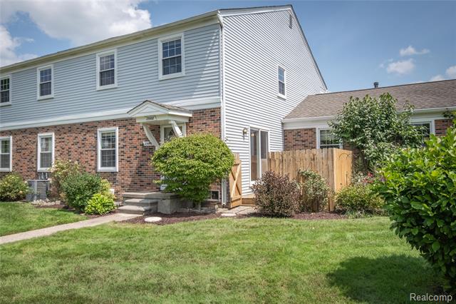 front view picture of 23668 N Rockledge, Novi, MI. 48375