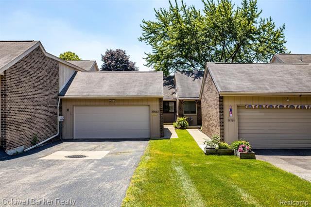 front view picture of 35563 Heritage Ln, Farmington, MI. 48335