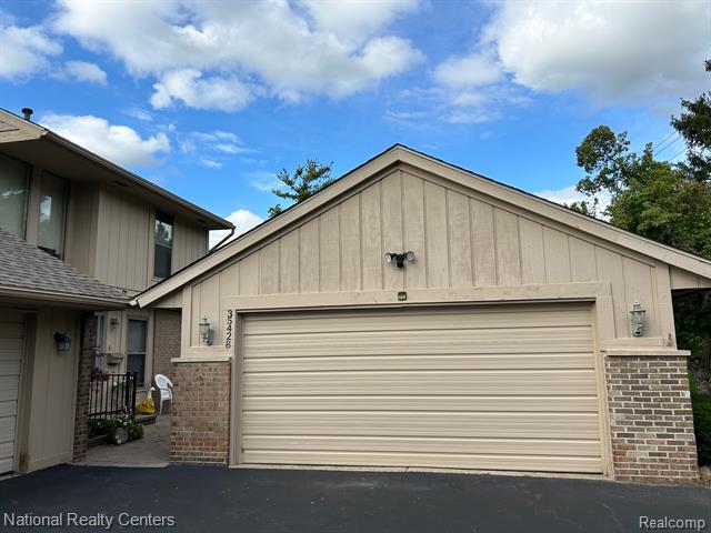 front view picture of 35428 Heritage Ln, Farmington, MI. 48335