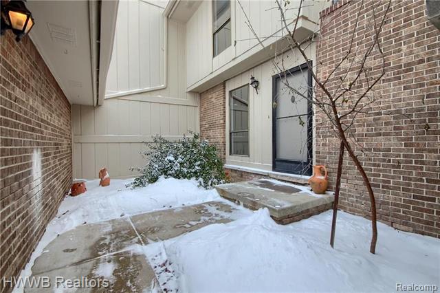 front view picture of 35468 Heritage Ln, Farmington, MI. 48335