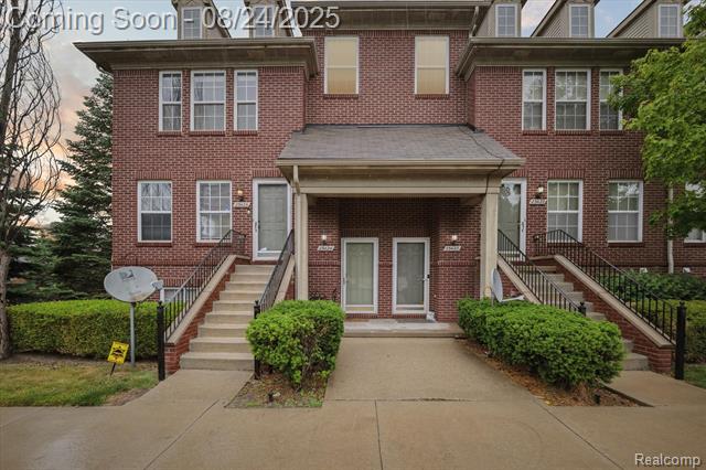 front view picture of 23424 Grayson Dr, Southfield, MI. 48075