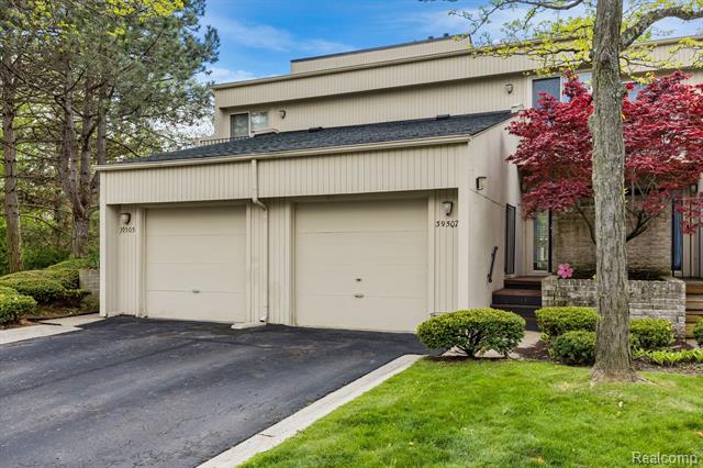 front view picture of 39507 Country Ln, Novi, MI. 48375