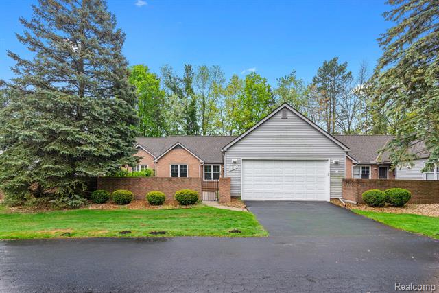front view picture of 23033 Farmington Rd, Farmington, MI. 48336