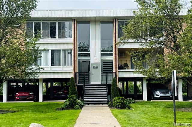 front view picture of 32040 Grand River Ave Apt 41, Farmington, MI. 48336