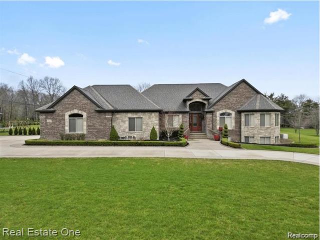 front view picture of 3960 Harvest Creek Ct, Rochester, MI. 48306