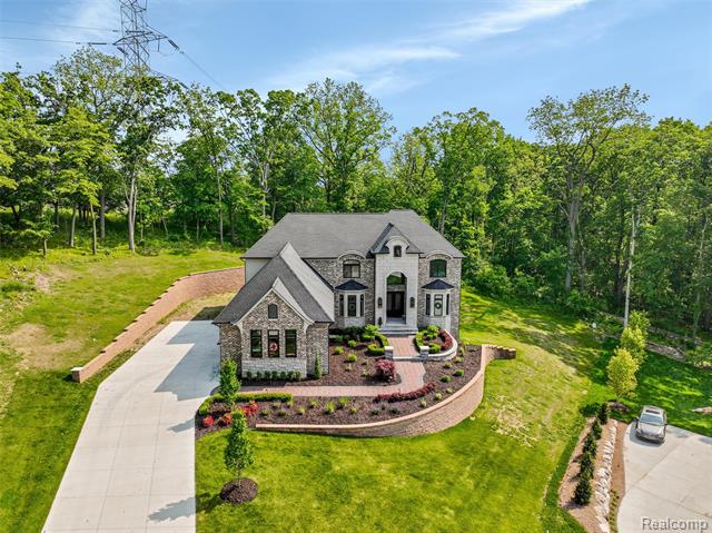 front view picture of 2584 Heights View Ct, Rochester, MI. 48306