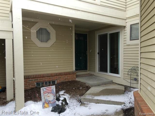 front view picture of 5606 Drake Hollow Dr W, West Bloomfield, MI. 48322