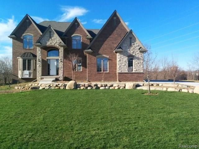front view picture of 2804 Invitational Dr, Oakland, MI. 48363