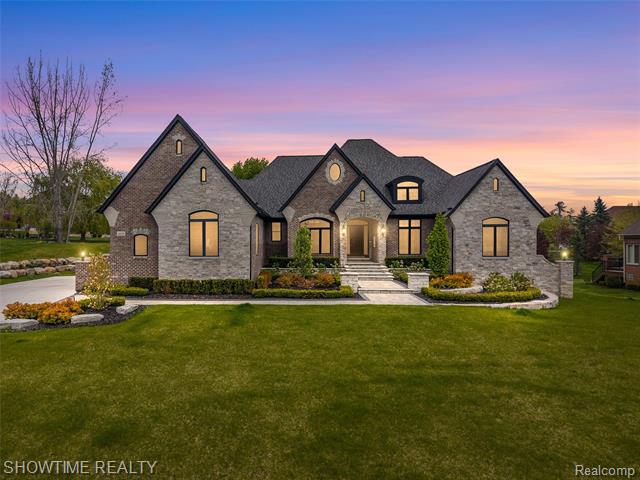 front view picture of 4805 Woodland Hills Dr, Rochester, MI. 48306