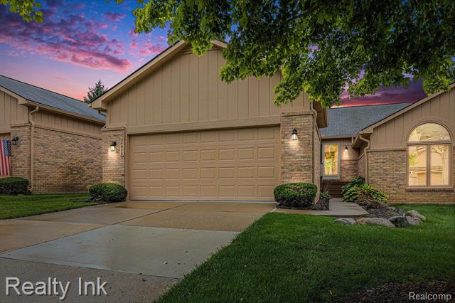 front view picture of 34978 White Pine Trl, Farmington, MI. 48335