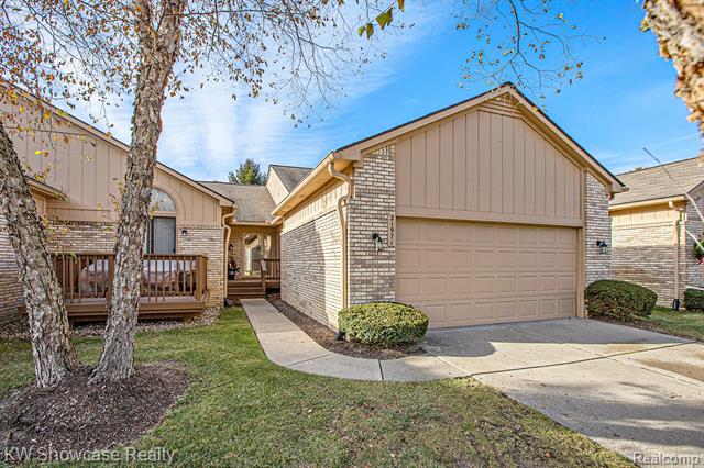 front view picture of 21971 Lancrest Ct, Farmington, MI. 48335