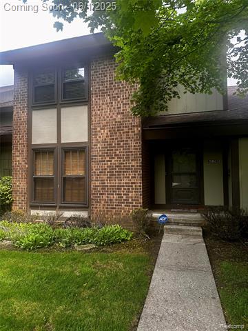 front view picture of 25062 Oakbrooke Dr, Southfield, MI. 48033