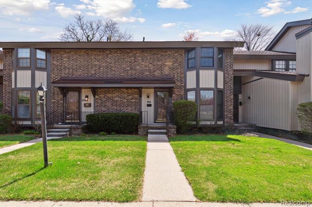 front view picture of 25073 Oakbrooke Dr, Southfield, MI. 48033