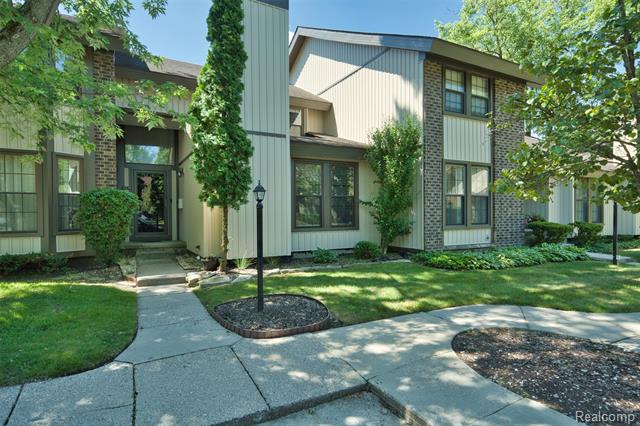 front view picture of 25279 Greenbrooke Dr, Southfield, MI. 48033