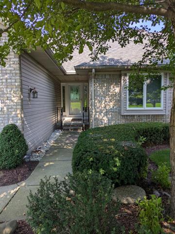 front view picture of 410 Oak Arbor Dr, Rochester, MI. 48306