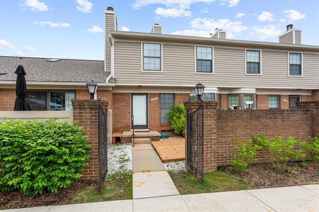 front view picture of 31008 Country Blf, Farmington, MI. 48331