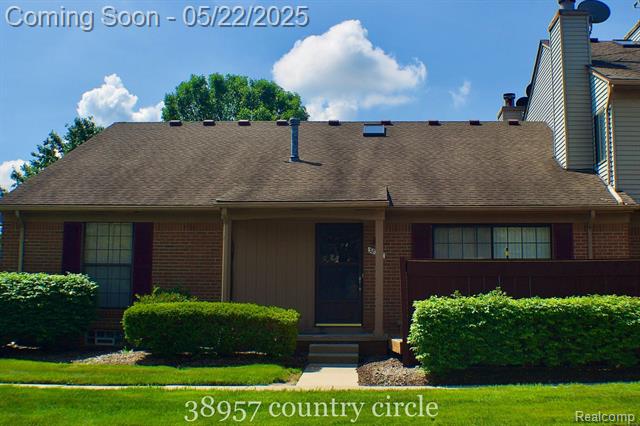 front view picture of 38957 Country Cir, Farmington, MI. 48331
