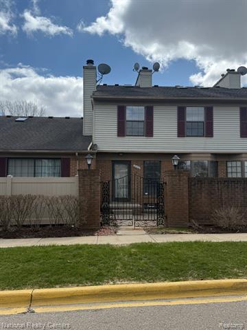 front view picture of 38959 Country Cir, Farmington, MI. 48331