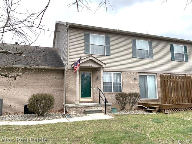 front view picture of 1218 Bay Ct, Holly, MI. 48442