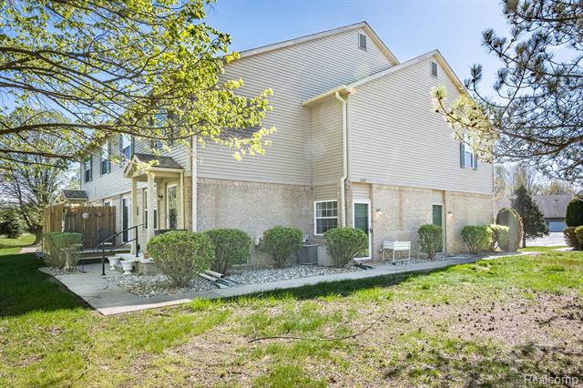 front view picture of 1242 Bay Ct, Holly, MI. 48442