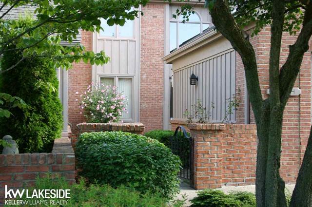 front view picture of 37614 Amber Dr, Farmington, MI. 48331