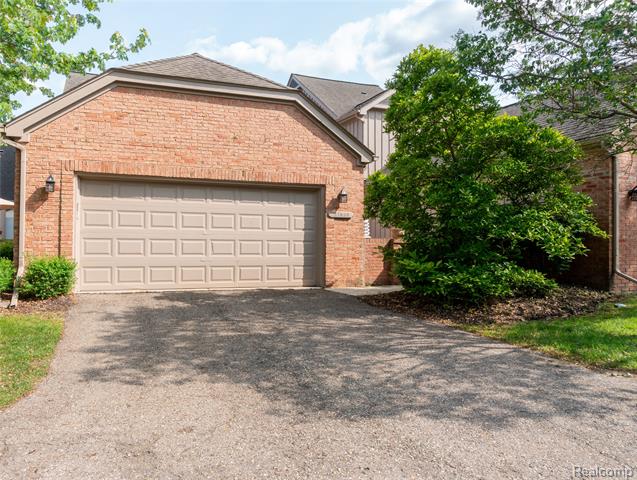 front view picture of 37839 Siena Dr, Farmington, MI. 48331