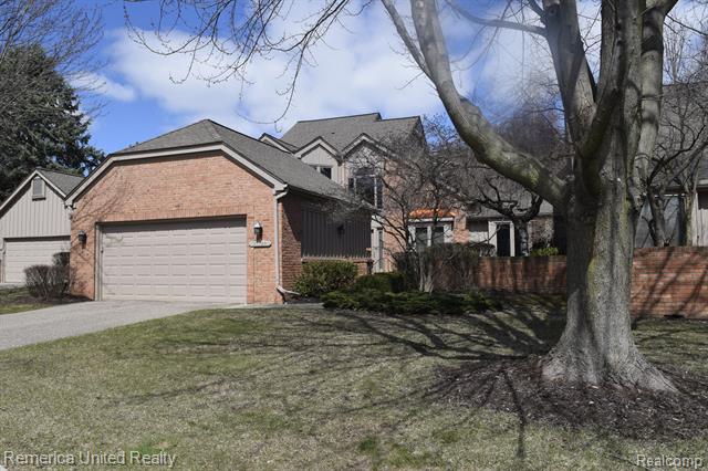 front view picture of 37786 Siena Dr, Farmington, MI. 48331
