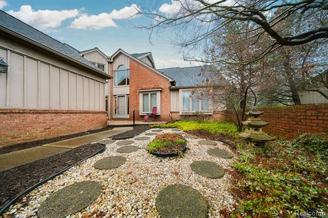 front view picture of 37799 Siena Dr, Farmington, MI. 48331