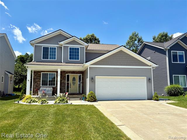 front view picture of 329 Beaver Run, Holly, MI. 48442